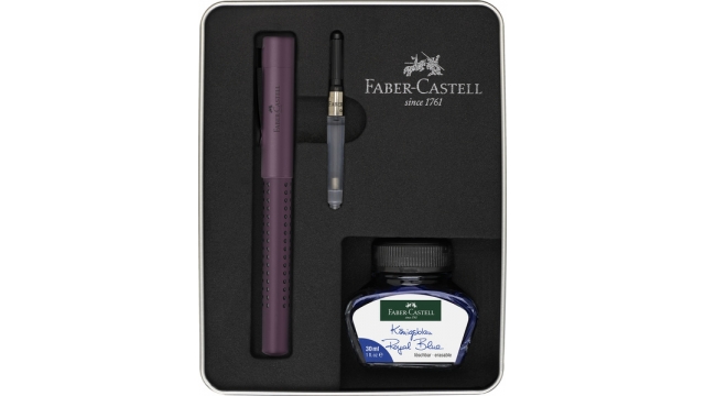 Faber Castell FC-201531 Vulpen Faber-Castell Grip Berry Giftbox Met Convertor En Inktpot Blauw